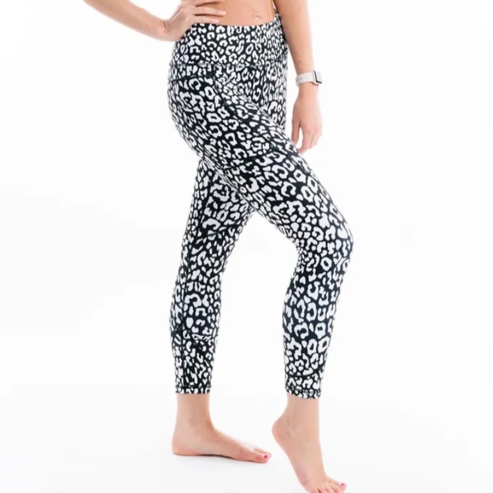 Zyia - Black and White Leopard Pocket Light n Tight Hi-Rise 7/8 24” | Size 4